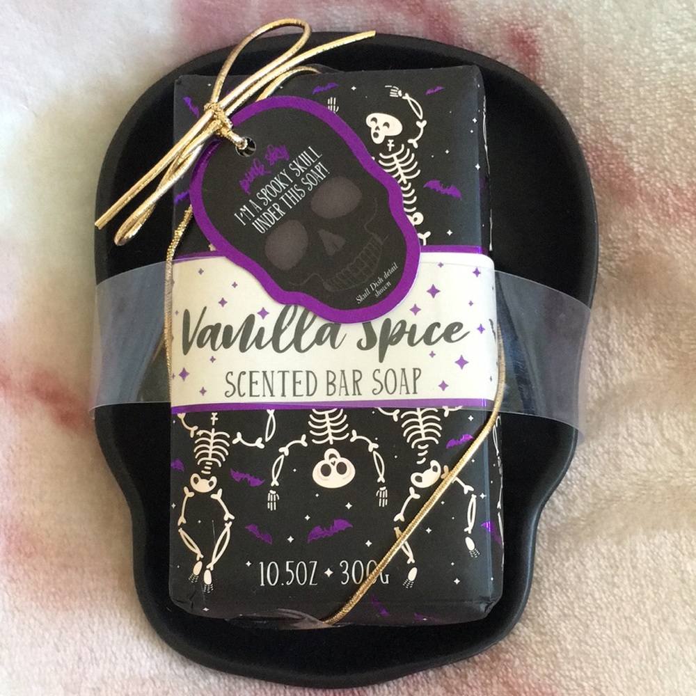 Halloween Skull Scented Vanilla Spice Soap and black skull ceramic Soap Dish NWT